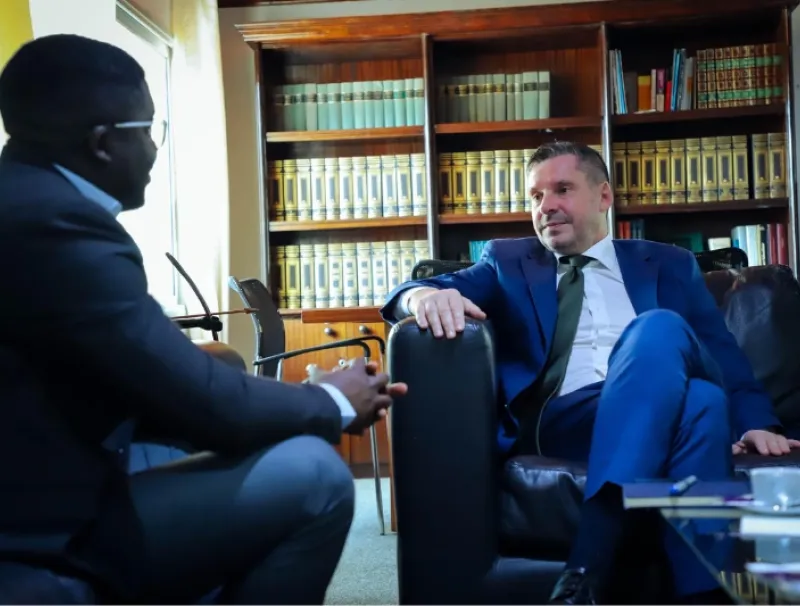 L’ambassadeur d’Italie au gabon Stefano Moscatelli répondant à notre journaliste