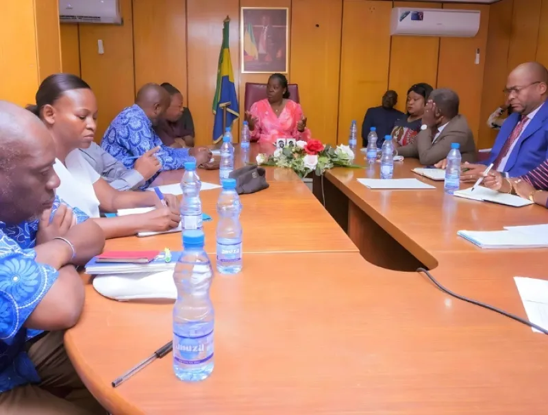 Échanges entre la ministre des Affaires sociales, chargée de la Protection de la petite enfance et de la Femme, Armande Longo-Moulengui et les membres de la Fetrag-SIAS