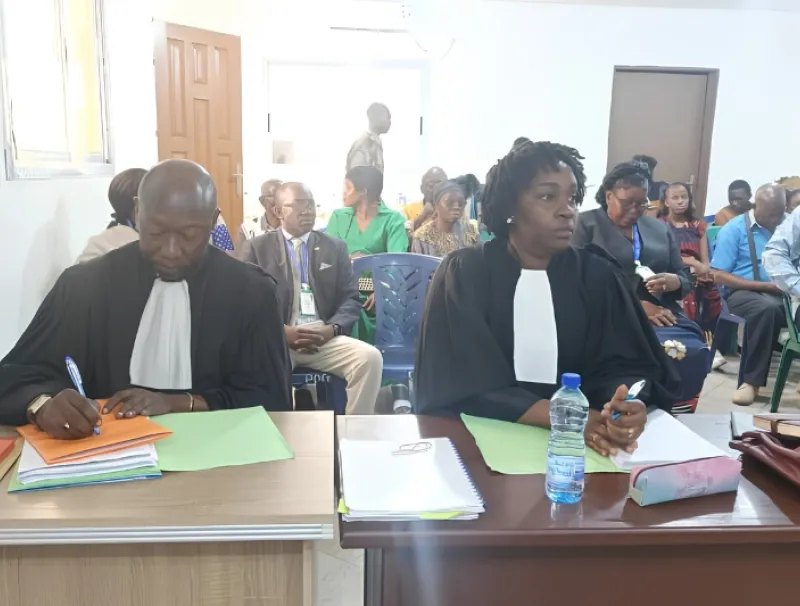 Les avocats des accusés lors de l’audience.