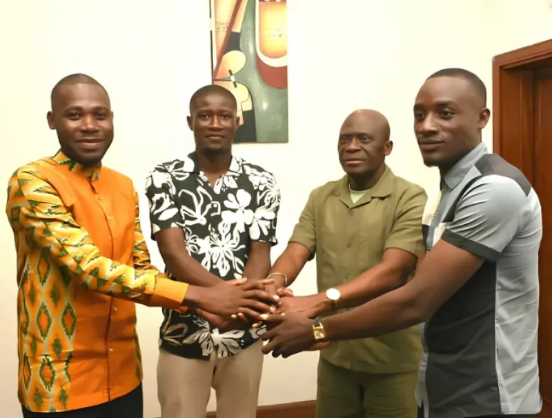 Boris Marlaise Ditsoga, Ghislain Pierre Atcho et Amos Abeigne Abeng autour de Pierre Alain Mounguengui