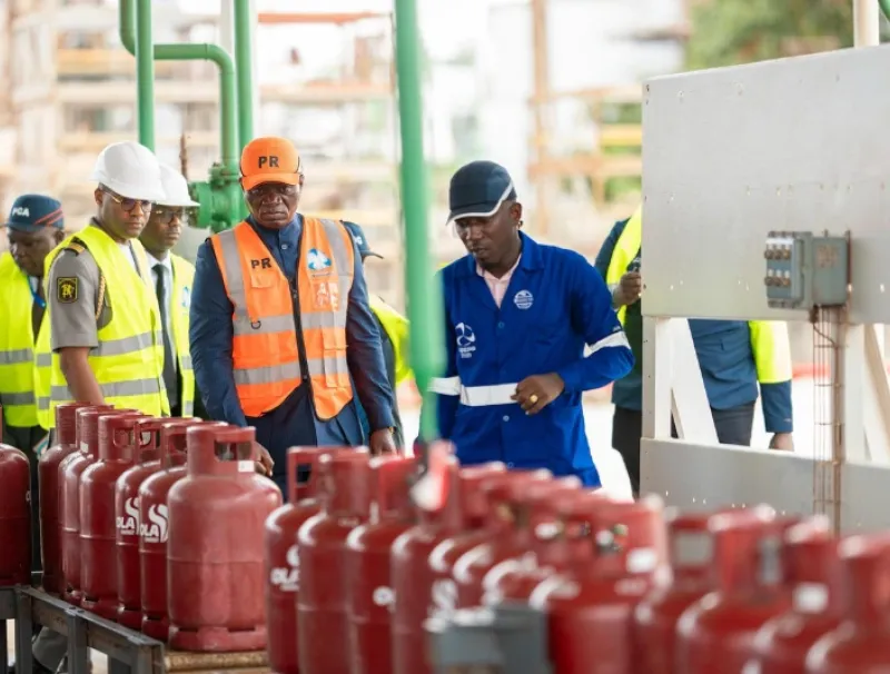 Brice Clotaire Oligui Nguema, président du Gabon dévoilant la plaque inaugurale du Centre emplisseur de gaz butane