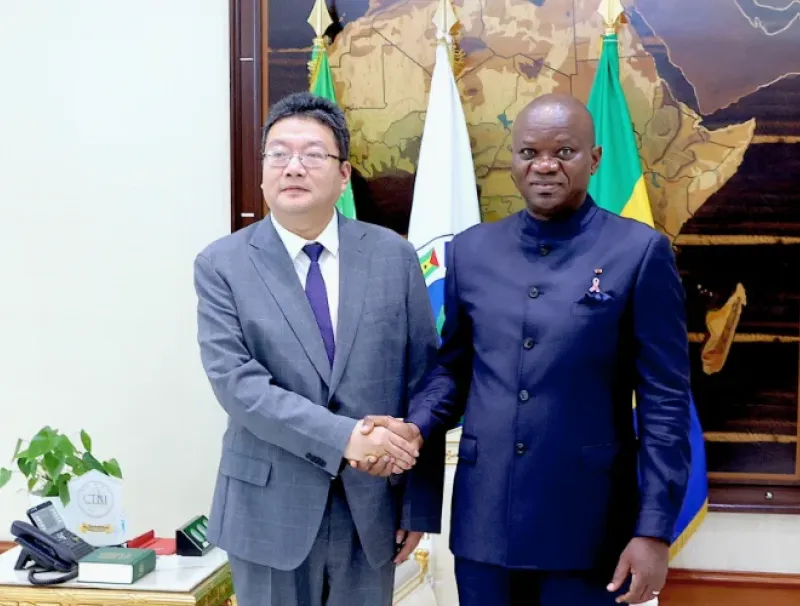 Le chef de l’Etat, Brice Clotaire Oligui Nguema et l’ambassadeur de la République de Chine, Zhou Ping.