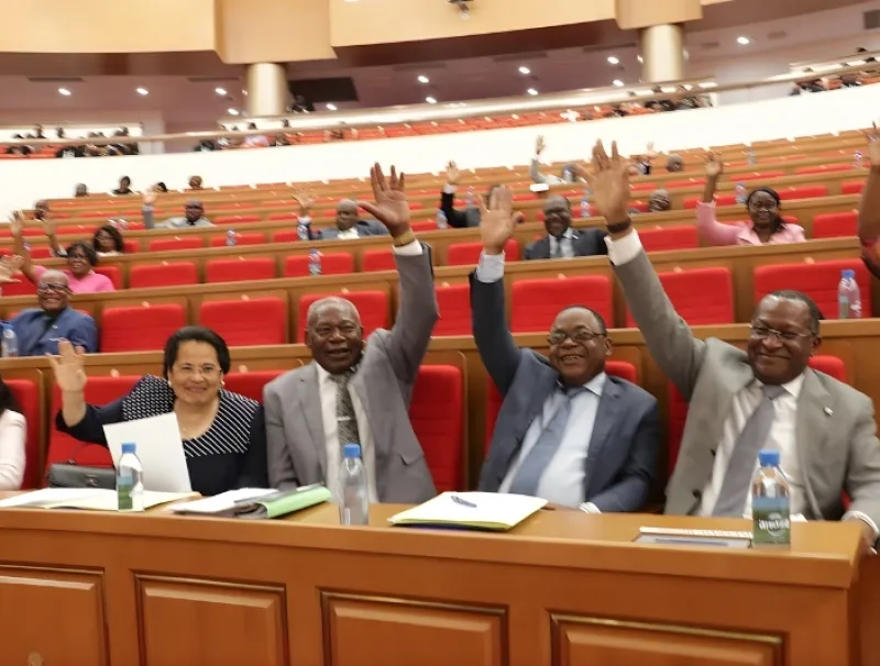 Les députés adoptant le projet de budget 2026.