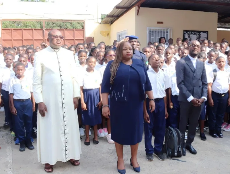 Camelia Ntoutoume-Leclerq, ministre de l'éducation nationale dans un établissement