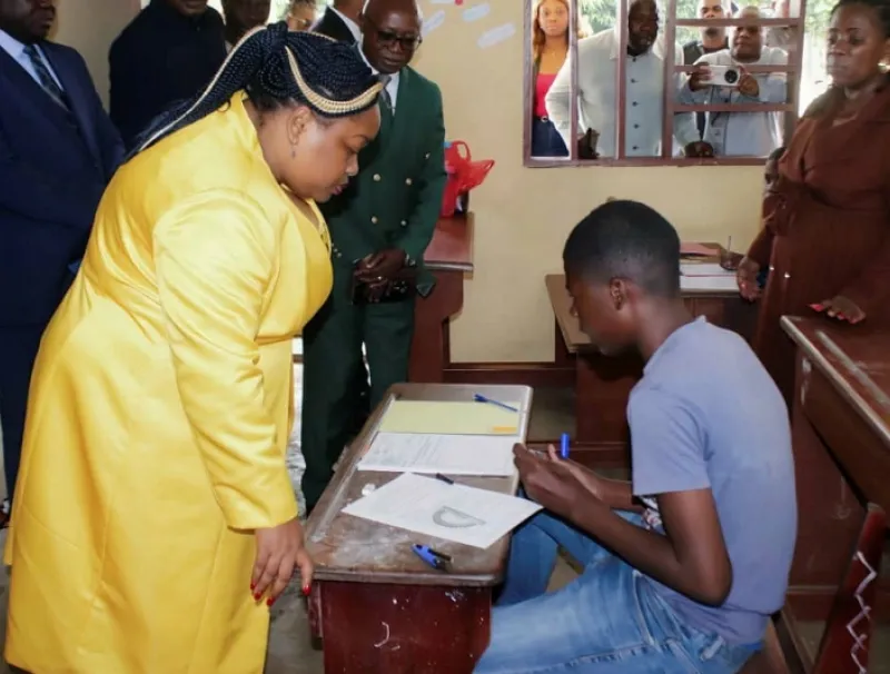 Camelia Ntoutoume-Leclerq, ministre de l'éducation nationale dans un centre d’examen, à l’école publique du Cap Esterias