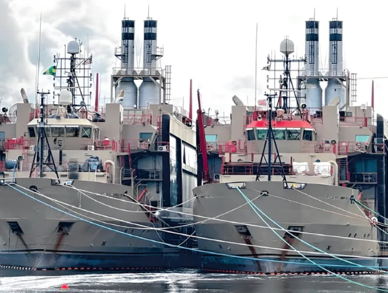 Les centrales électriques flottantes turcs KarPowerShip dans les eaux d’Owendo