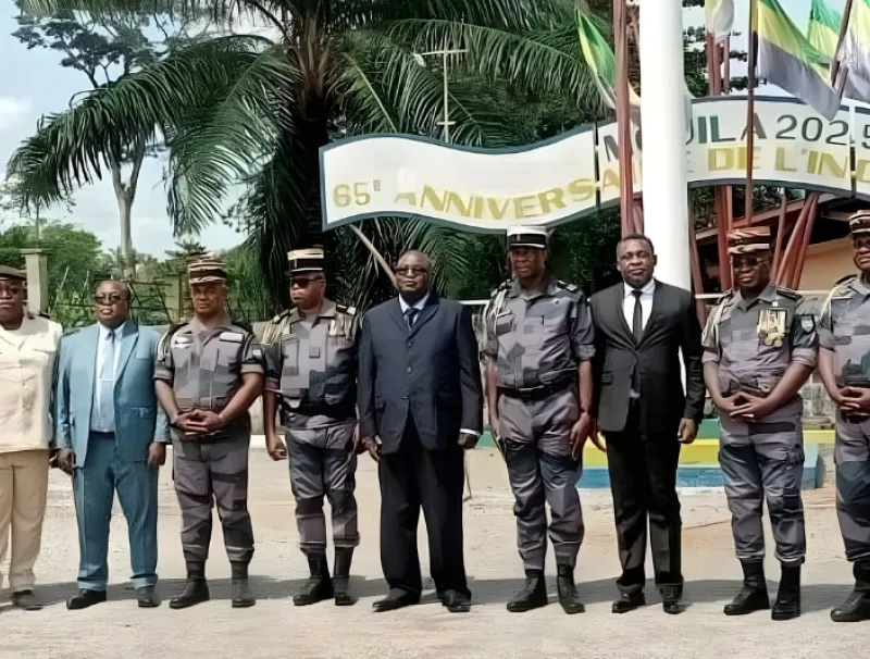 Le nouveau commandant au milieu des autorités civiles et militaires de la Ngounié