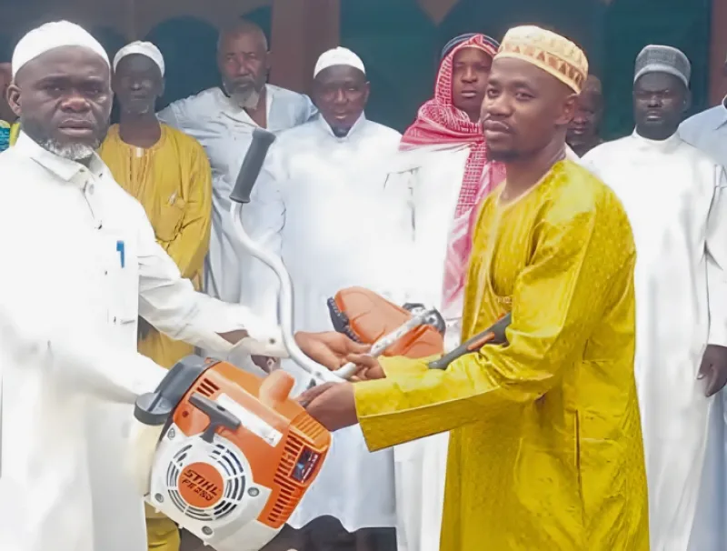 Une des dotations du couple Manfoumbi-Manfoumbi transmise par Muslim Moussi Moussi (d) à l’imam de la mosquée de Tchibanga.
