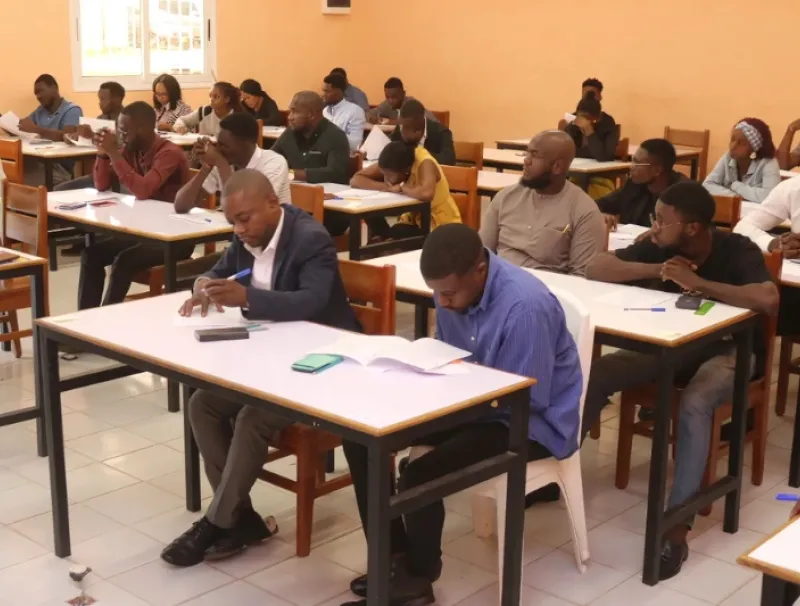 Les candidats du centre de Libreville hier au lancement des épreuves dans les locaux de l’INPTIC. © DR