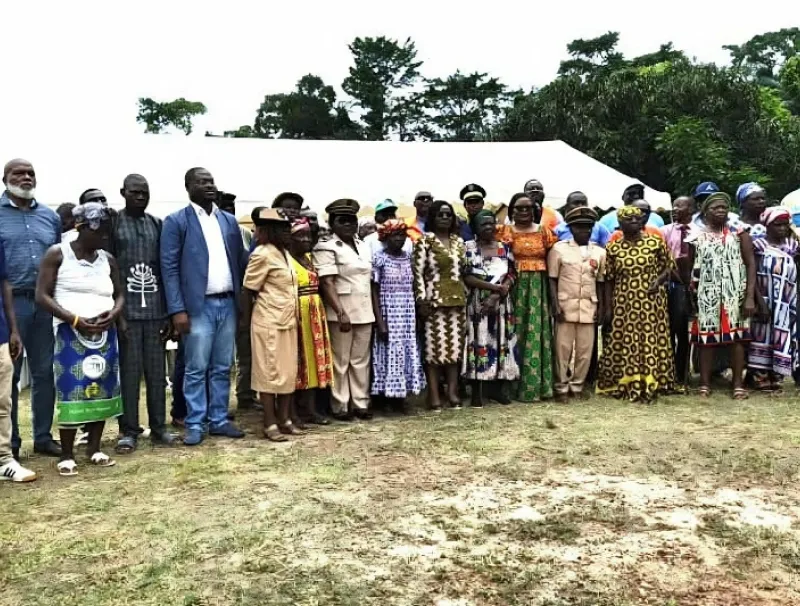Photo de famille au terme de la consultation publique