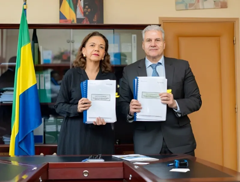 Pr Nkana Ayo-Bivigou, ministre de la santé lors de la signature du contrat de partenariat portant réalisation du projet de l'hôpital “femmes-mères-enfants” à Ntoum