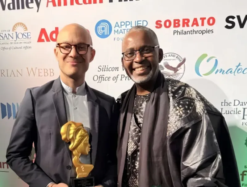 Le réalisateur gabonais David Mboussou, son trophée entre les mains