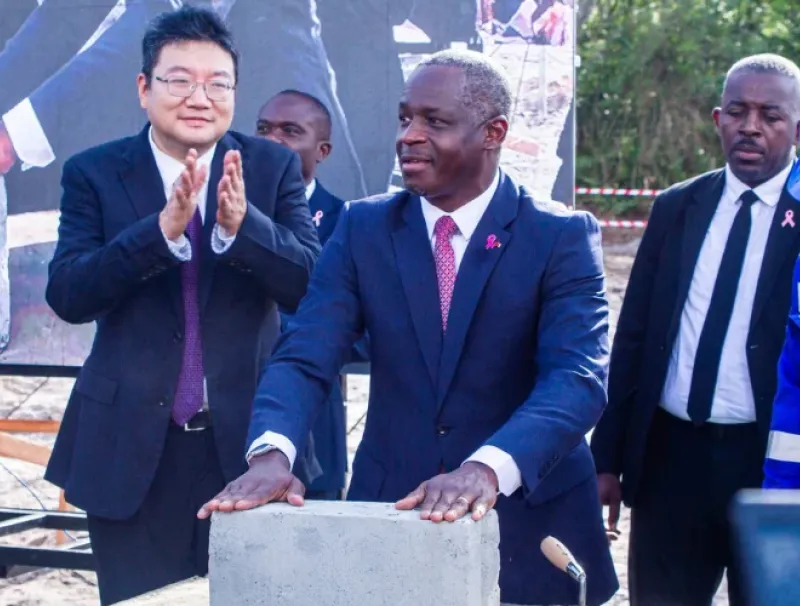 Avec la pose de la première pierre de la nouvelle usine de clinker, c’est une étape de plus vers la concrétisation de l’ambition du Gabon en faveur de l’industrialisation et de la diversification de son économie.