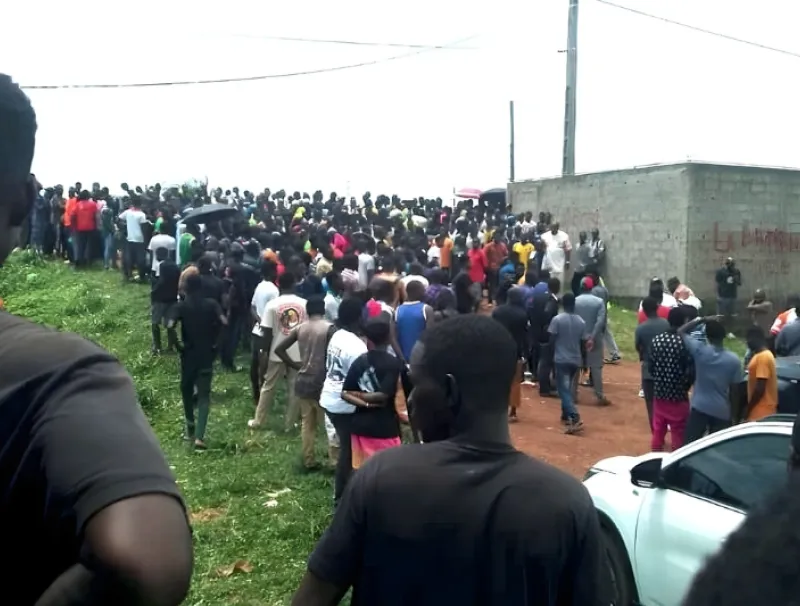 Une foule émue a assisté au transfert de la dépouille vers une maison des pompes funèbres