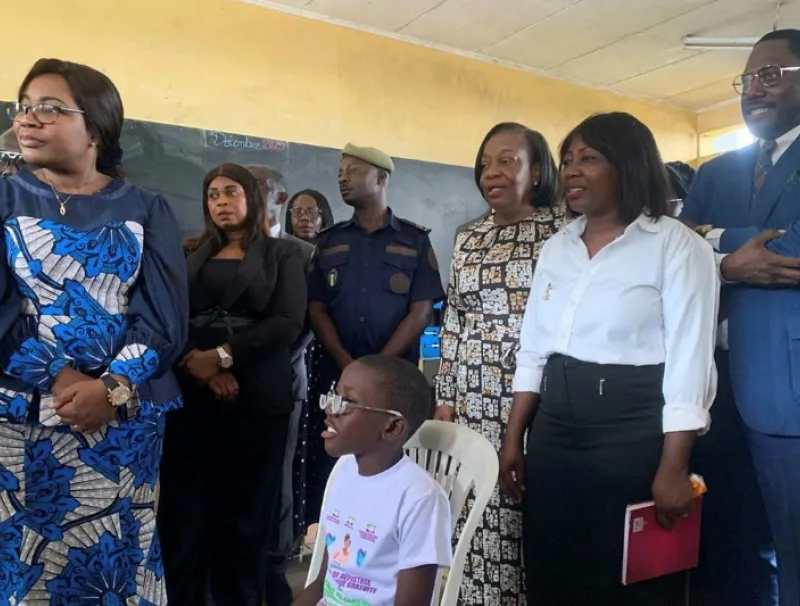 Les officiels lors d’une séance de dépistage oculaire sur un jeune élève.