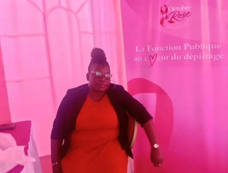 Une femme agente publique pour se faire dépister.