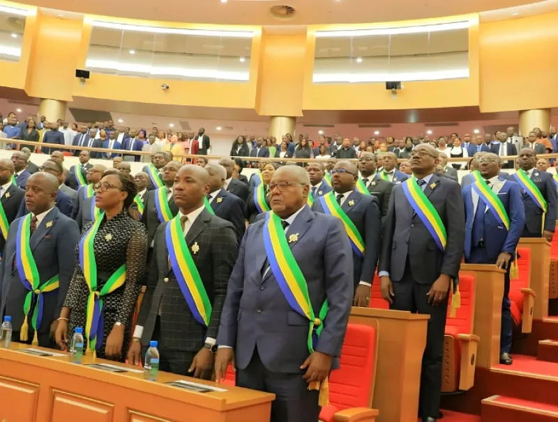 Les députés lors de l’exécution de l’hymne national