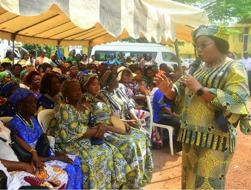 Moment d’échanges entre la ministre Fouéfoué Sandjoh et les femmes d’Oyem. © DR