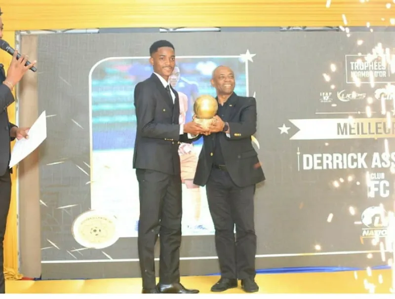 Cresant Pambo, le président du CNOG, remettant le Ndambo d’Or à Derrick Assoumou. © SAWADOGO Boukary