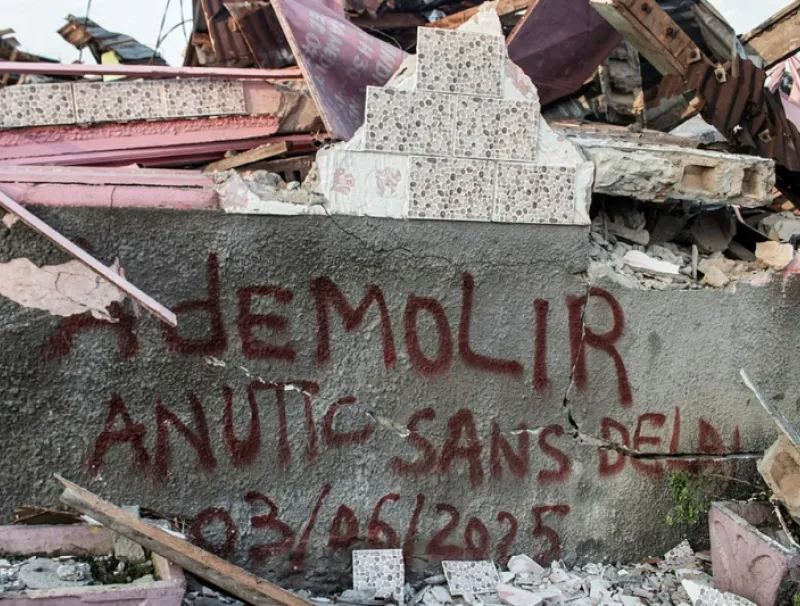 La date sur ce mur montre que les gens impactés étaient informés d’un déguerpissement imminent. © Minkoh Malkolm