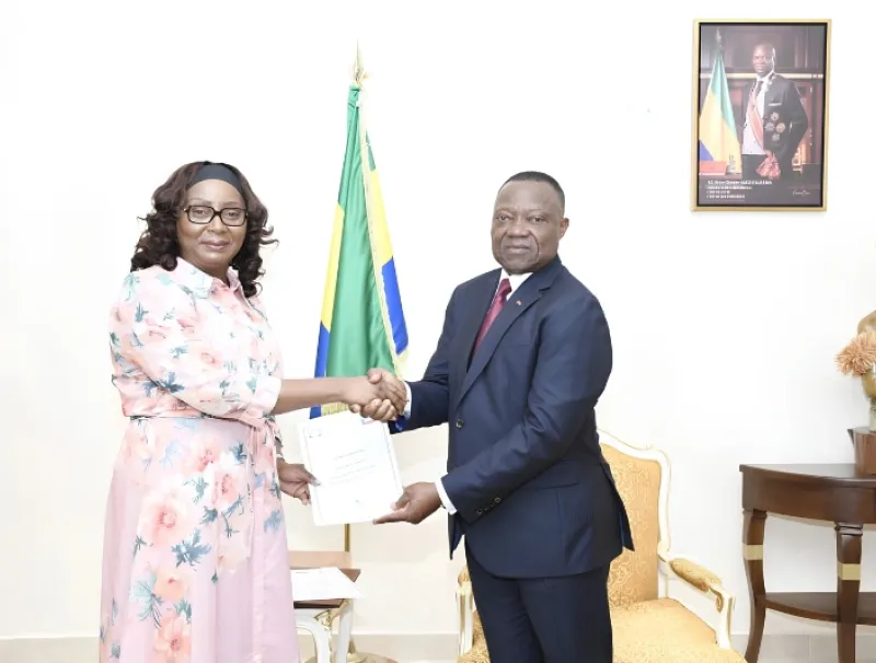 Le président de la Cour constitutionnelle, Dieudonné Aba’a Owono, remettant l’accord d’engagement conjoint à la ministre des Affaires étrangères, Marie-Edith Tassyla-Ye-Doumbeneny.