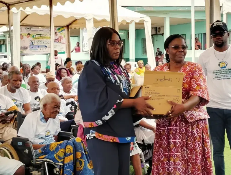 Remise symbolique du don par la ministre Longo à la DG du Centre de gérontologie et de gériatrie de Melen, Mme Munievy.