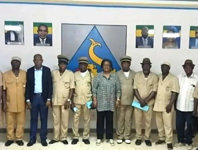 Photo de famille des officiels et auxiliaires au terme de la réunion