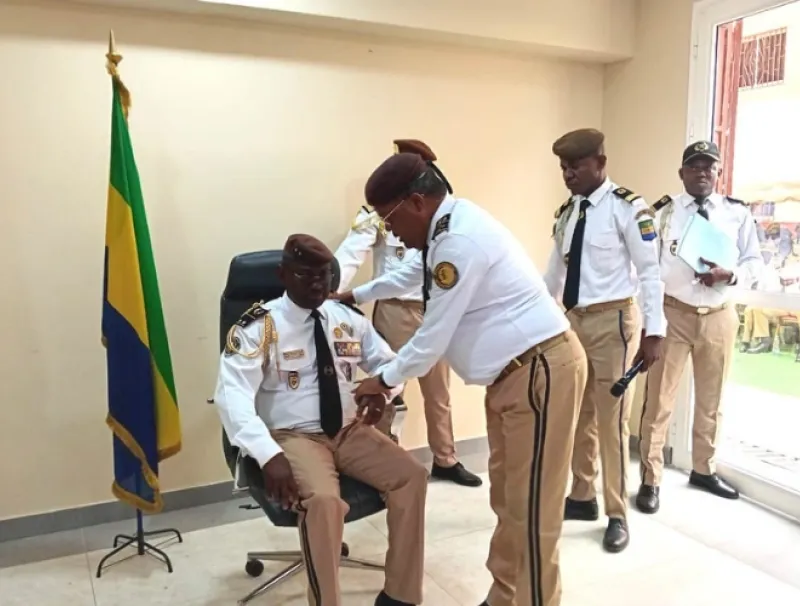 Le commandant en chef de la sécurité pénitentiaire , Effayong-Onong installant son second, général Jean de Dieu Ngoundou.