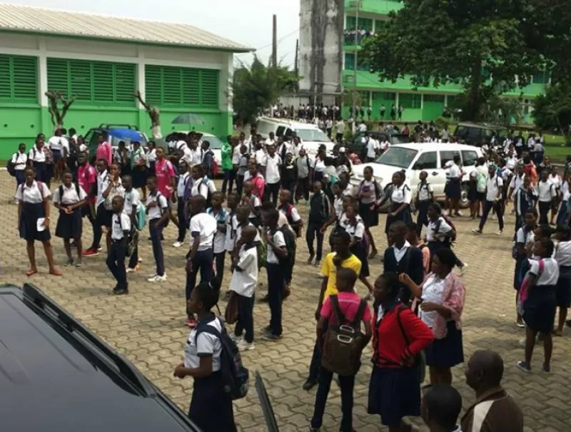 Élèves du lycée Léon Mba