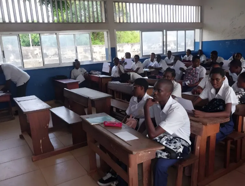 Elèves dans une salle de classe du Gabon