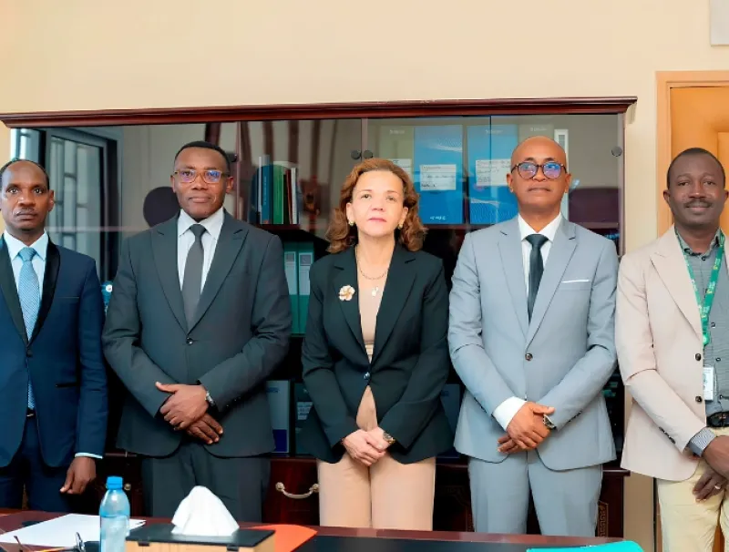 Pr Nkana Ayo-Bivigou, ministre de la santé et ses hôtes