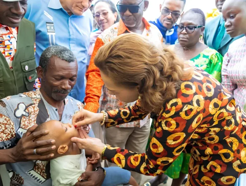 La ministre de la Santé administre une dose de vaccin à un enfant.