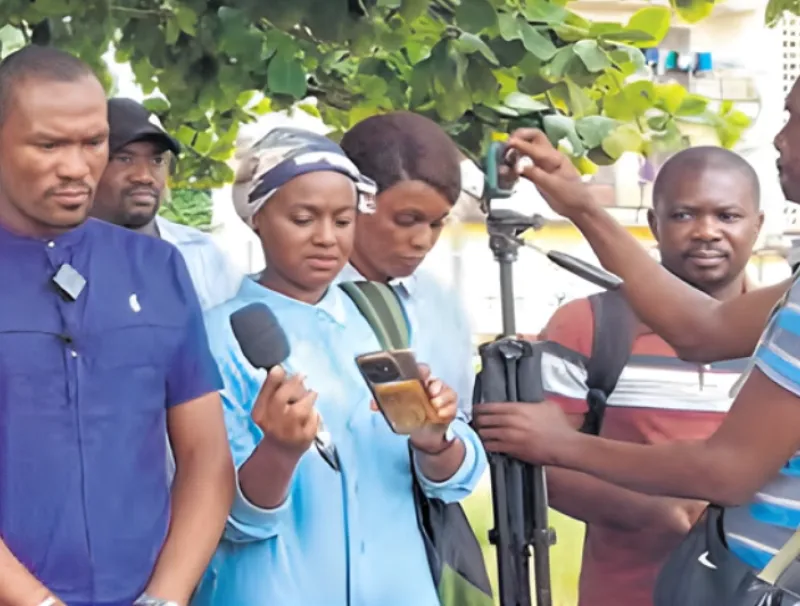 Les enseignants lors de leur déclaration à la presse