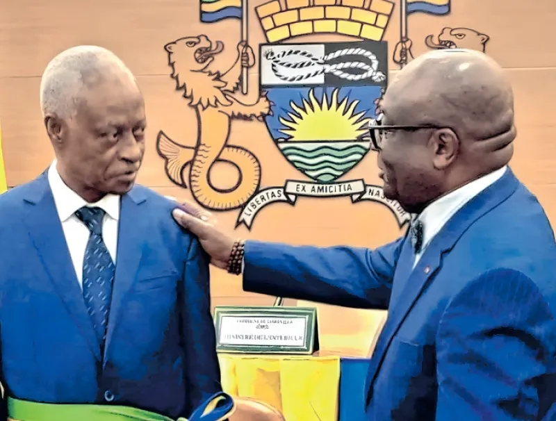 Eugène Mba installé dans son fauteuil par le ministre de l’Intérieur, Adrien Nguema Mba.