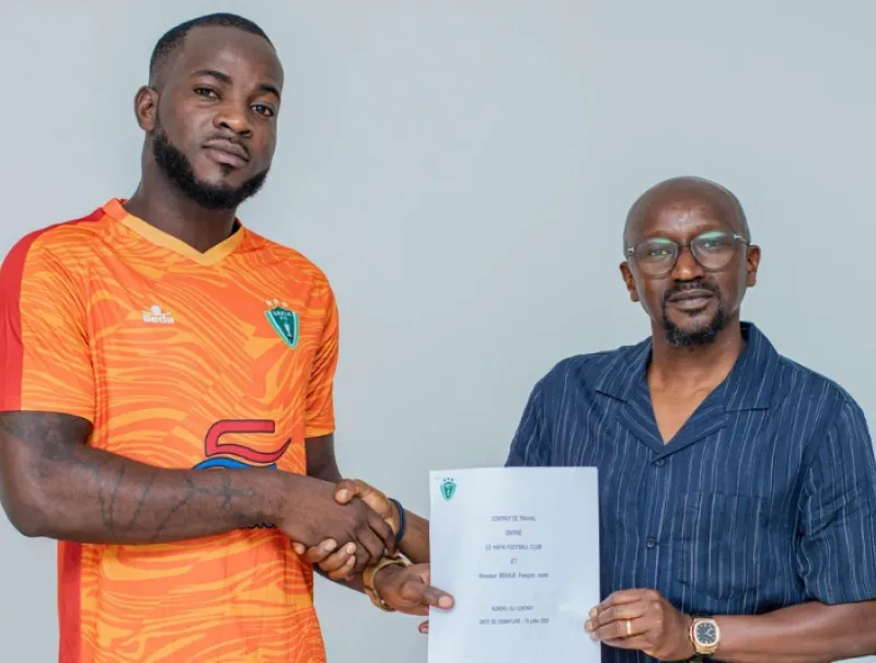 François Bekale après la signature de son contrat avec le Hafia.