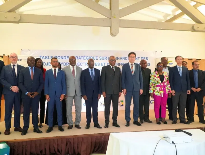 Photo de famille des officiels au terme de la table ronde