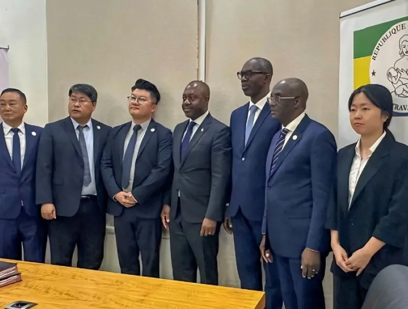 Les membres du gouvernement avec les investisseurs après la signature des accords