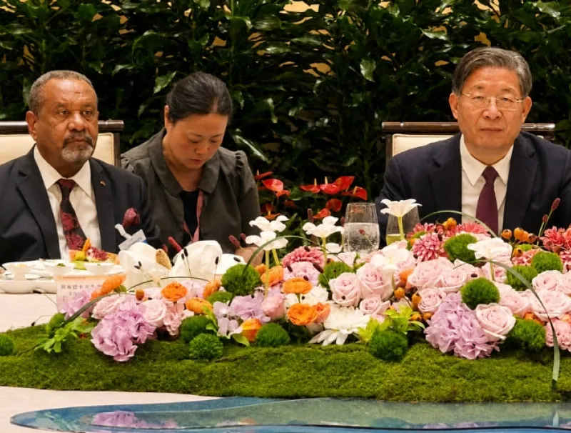 Le président du CESEC, Guy Bertrand Mapangou accompagné du président du Conseil économique et social de Chine, Wang Dongfeng.