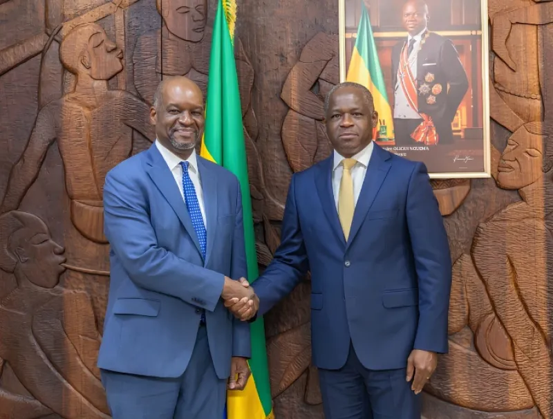 Hermann Immongault, vice-président du gouvernement gabonais et Régis Olivier N'Sondé