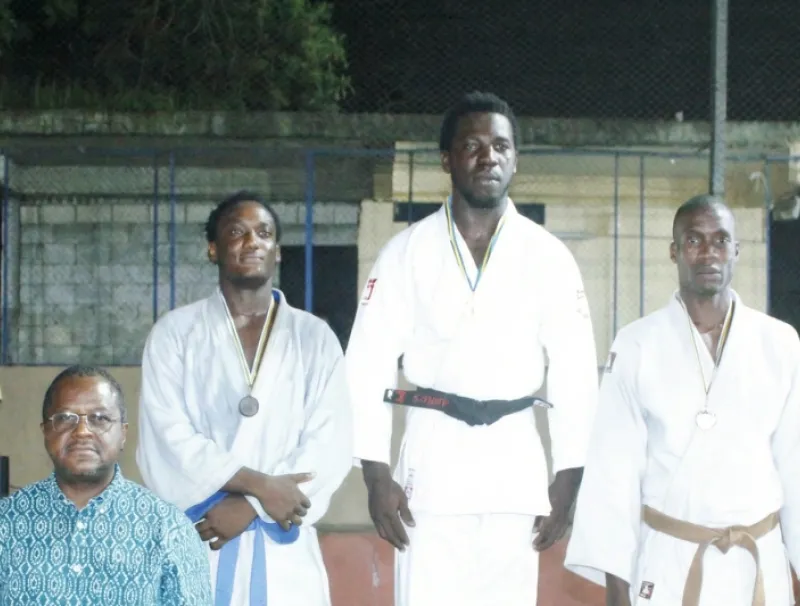 Le président de la Fégajudo, Hugues Désiré Boguikouma (à gauche), posant avec quelques athlètes médaillés