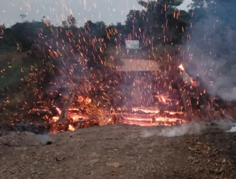 Incendie du pont en bois d'Ikolo