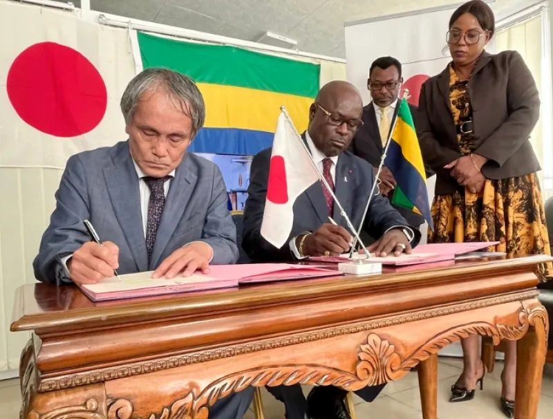 Les deux personnalités lors de la signature de convention du don.