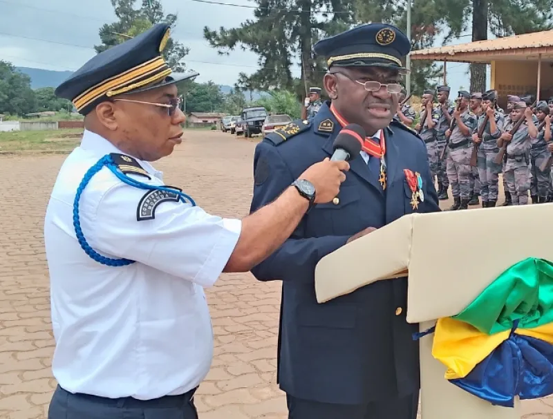 Le préfet de la Lébombi-Léyou prononçant son allocution de circonstance avec les honneurs militaires.
