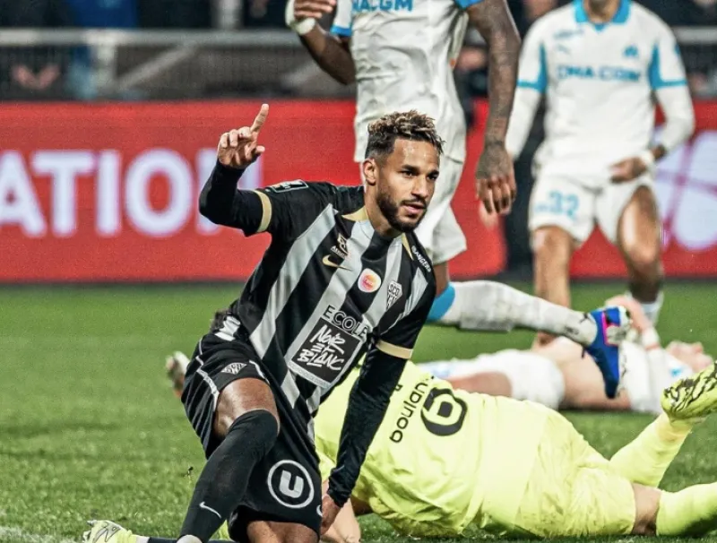 Jim Allevinah, Footballeur international gabonais