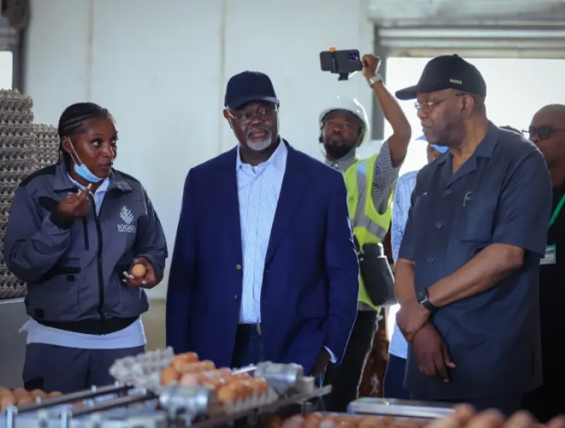 L’ambassadeur d’Angola, Joaquim Do Espirito Santo (d), lors de la visite à la Sogada.