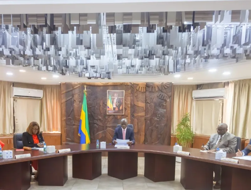 Le vice-président du gouvernement (VPG), Hermann Immongault, en présence d'autres membres du gouvernement, à savoir Laurence Mengue Me-Nzoghe- Ndong (Fonction publique et Renforcement des capacités), Charles Edgar Mombo (Enseignement Supérieur et Recherche scientifique) et Elsa Joséphine Nkana Ayo-Bivigou (Santé)