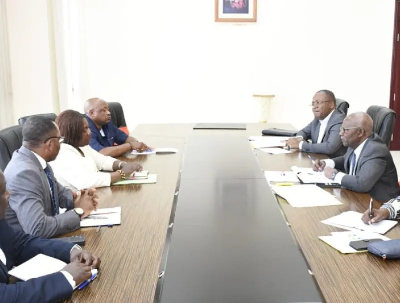 Une phase de la rencontre entre les juges constitutionnels et la gouverneure de l’Estuaire, Marie-Françoise Dikoumba.