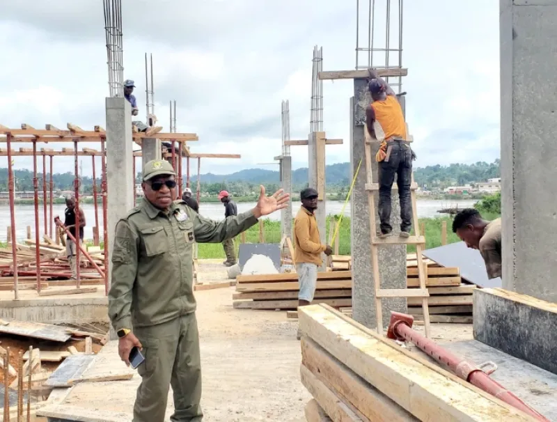 Vue des travaux du marché du débarcadère d’Isaac à Lambarené