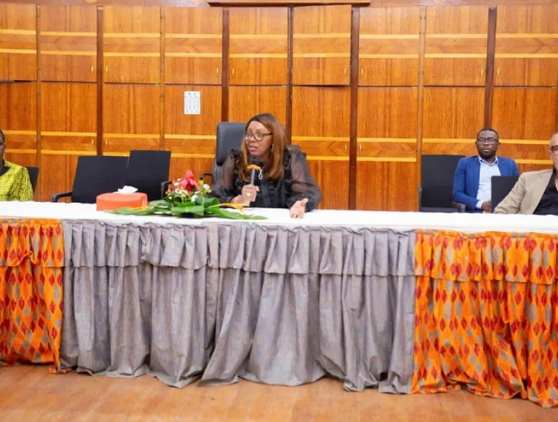 Laurence Ndong, ministre de la fonction publique, lors de la rencontre avec les DCRH