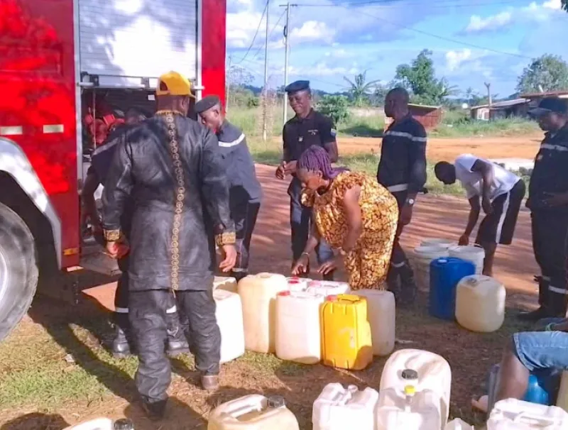 Les sapeurs-pompiers livrant de l’eau potable aux populations.